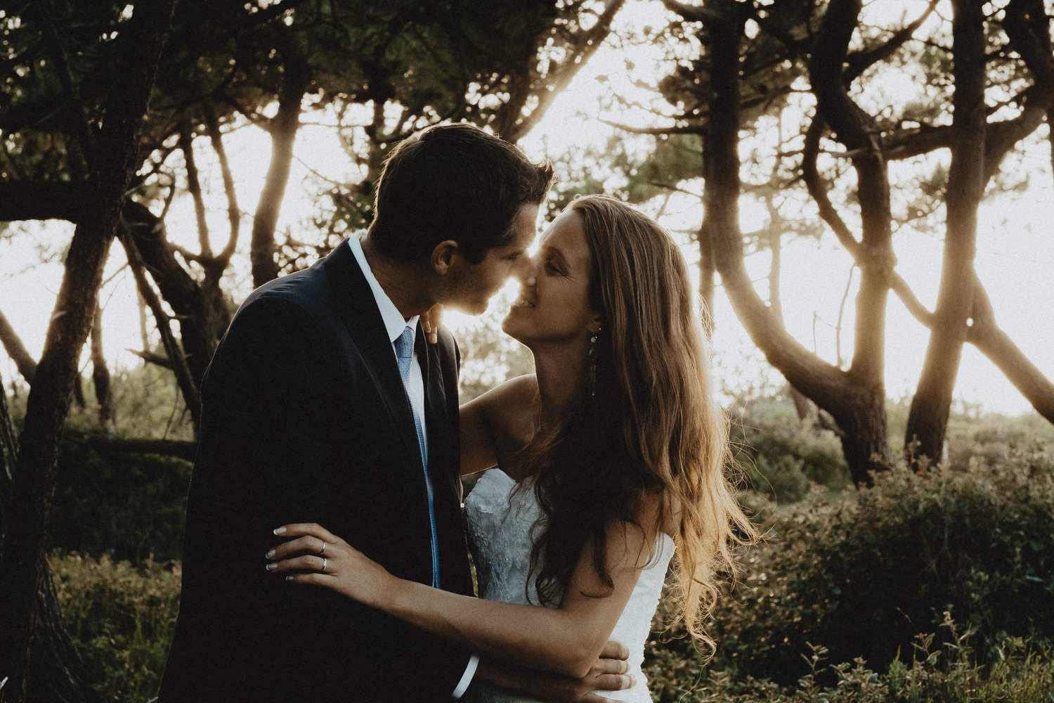 couple photographié dans la forêt après leur mariage sur l'ile d'oléron