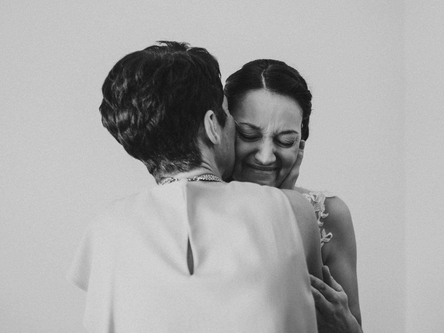 le photographe a immortalisé l'émotion de la mariée dans les bras de sa mère lors des préparatifs de son mariage à Bohars dans le Finistère