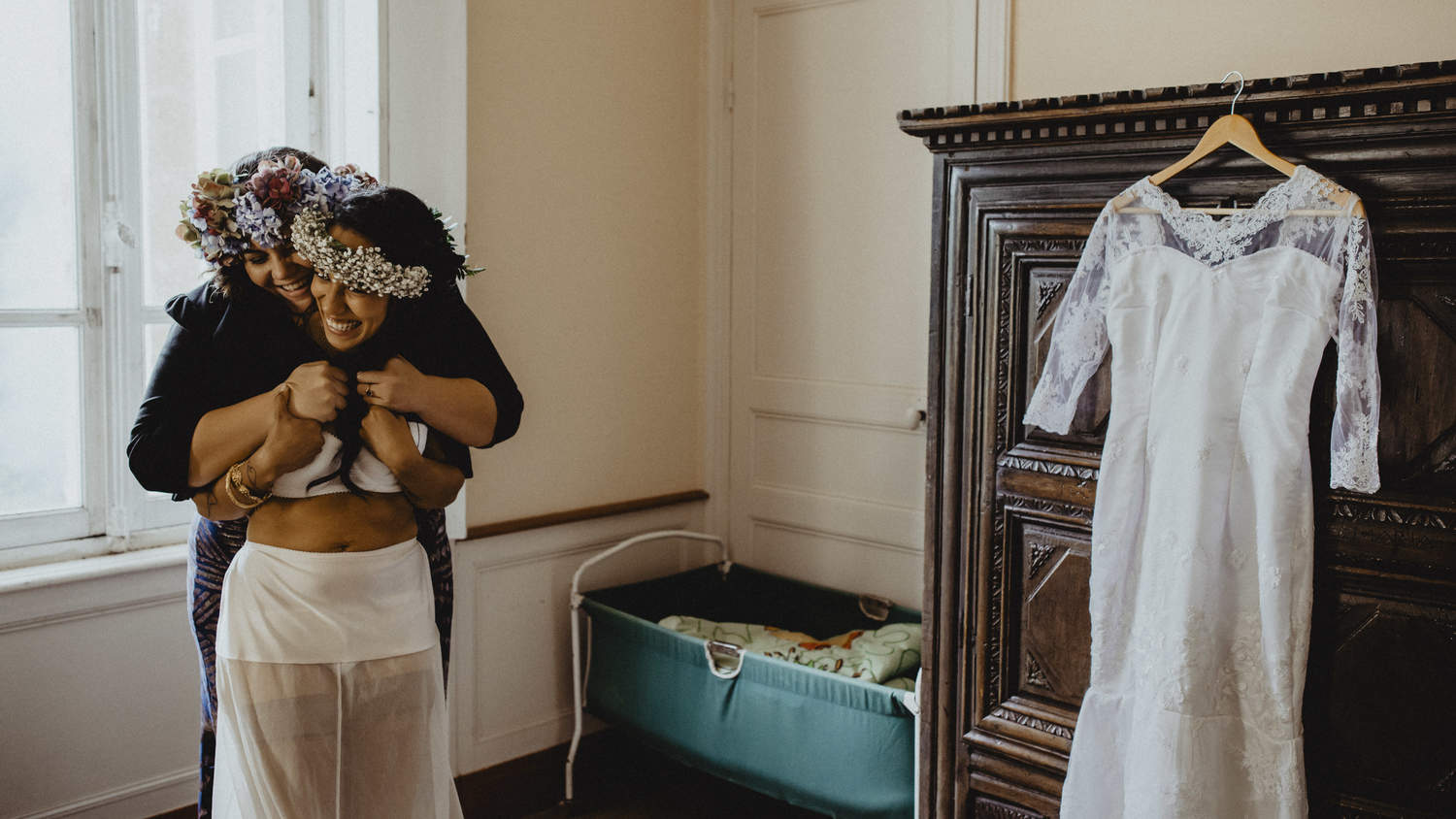 le photographe de mariage en Bretagne a capté les sourires lors de la préparation du mariage en Bretagne